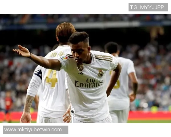 罗德里戈禁区遭侵犯小腿受击倒地VAR却选择沉默引发争议